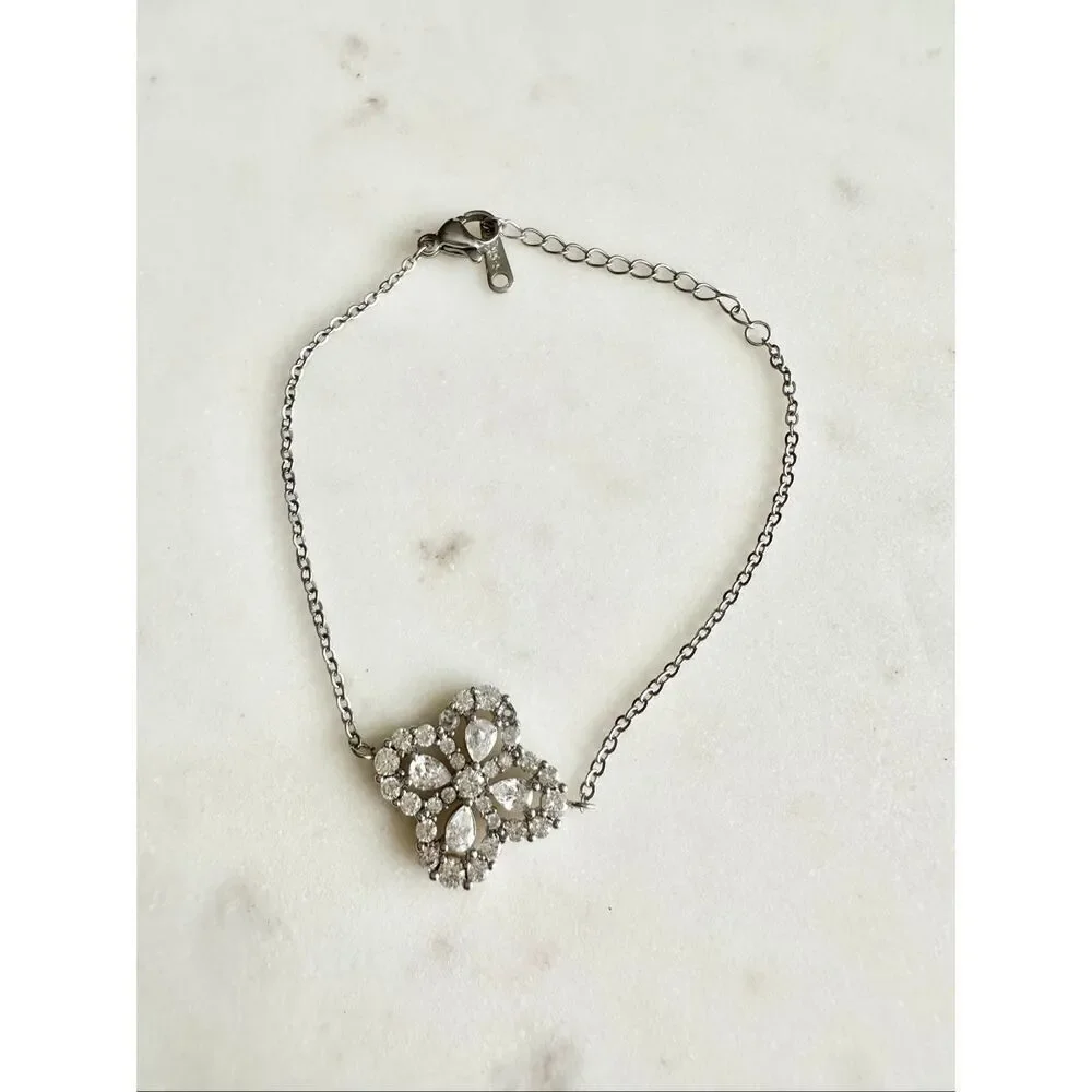 Four leaf clover cubic zirconia dainty bracelet